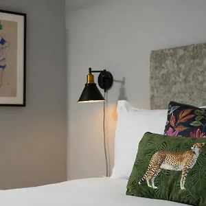 Hotel Eight, Bath